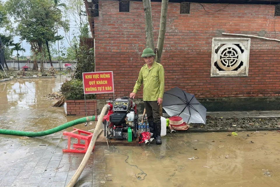 Huy động gần 400 người tham gia chống úng tại Đền Mẫu Âu Cơ