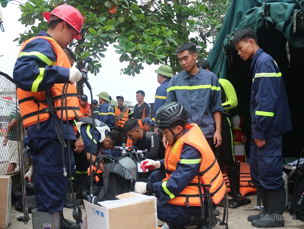 Ngày đêm tìm kiếm cứu hộ, cứu nạn sự cố sập cầu Phong Châu