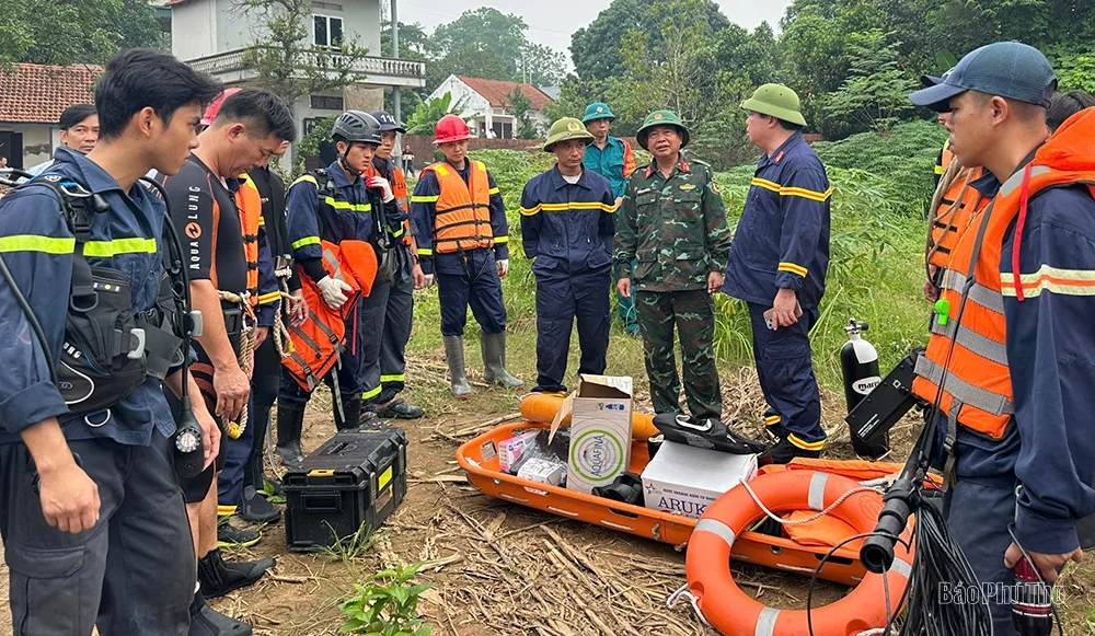 Ngày đêm tìm kiếm cứu hộ, cứu nạn sự cố sập cầu Phong Châu
