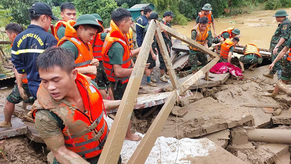 Sáng đẹp tình quân dân trong gian khó