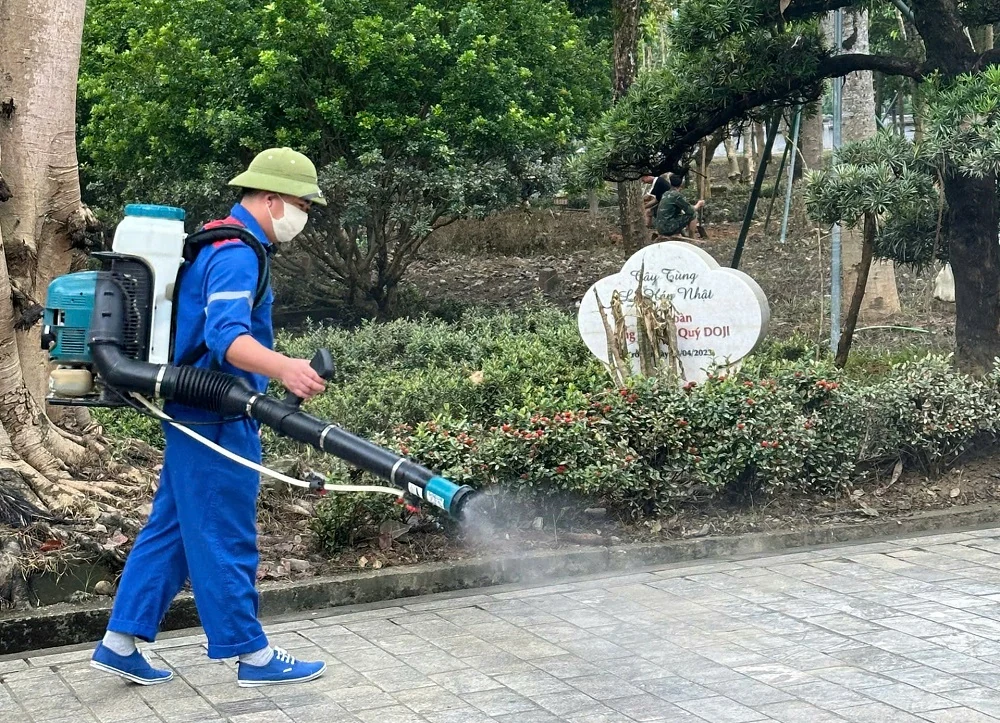 Trao 100 triệu đồng hỗ trợ Khu di tích Đền Mẫu Âu Cơ khắc phục hậu quả cơn bão số 3