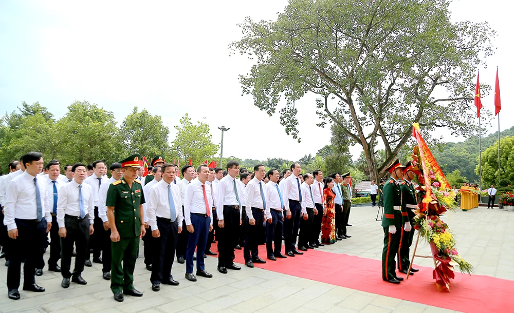Dâng hoa Kỷ niệm 70 năm Bác Hồ về thăm Đền Hùng