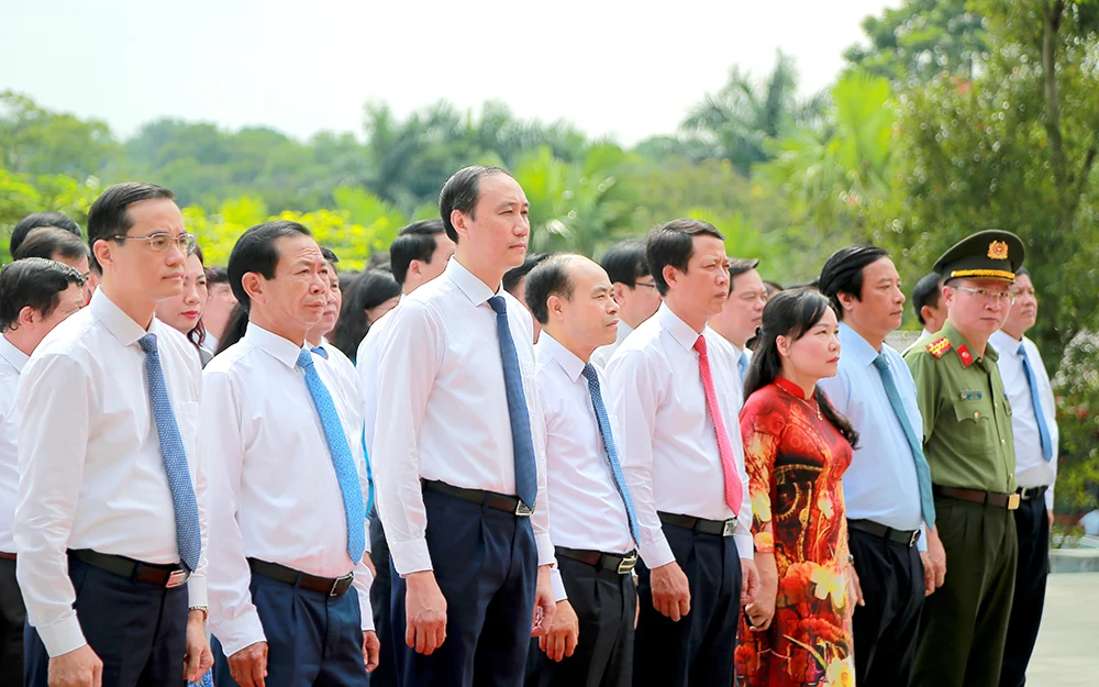 Dâng hoa Kỷ niệm 70 năm Bác Hồ về thăm Đền Hùng
