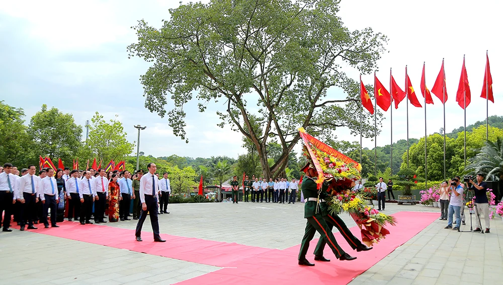 Dâng hoa Kỷ niệm 70 năm Bác Hồ về thăm Đền Hùng