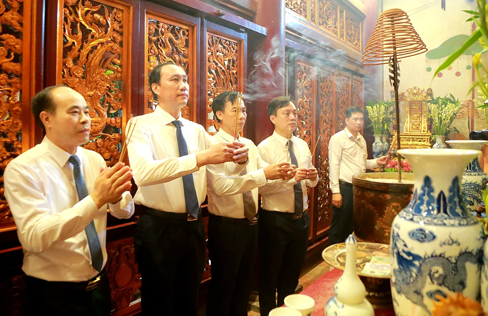 Dâng hoa Kỷ niệm 70 năm Bác Hồ về thăm Đền Hùng