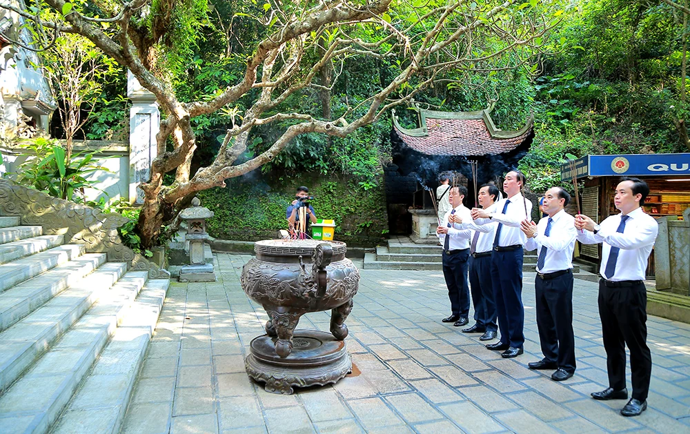Dâng hoa Kỷ niệm 70 năm Bác Hồ về thăm Đền Hùng