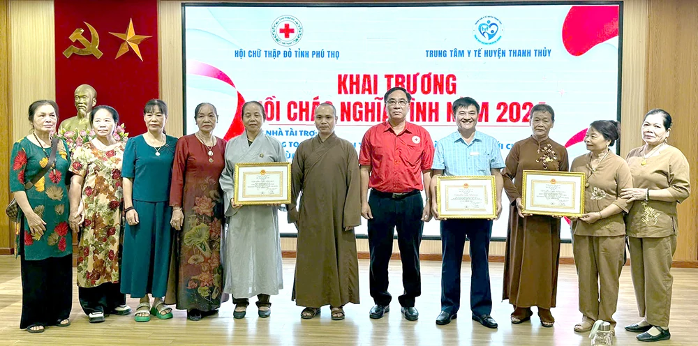 Khai trương “Nồi cháo nghĩa tình”