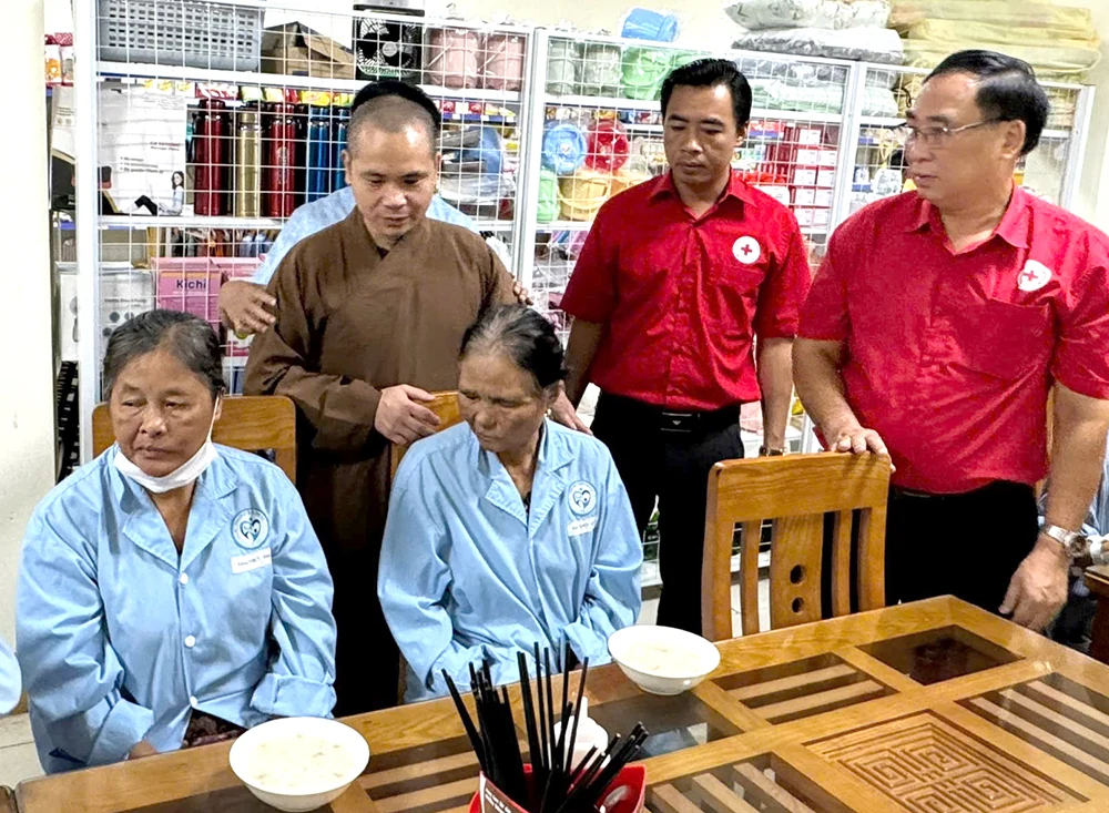 Khai trương “Nồi cháo nghĩa tình”