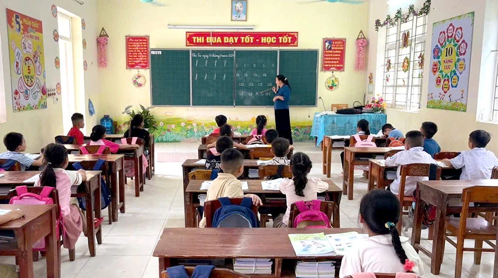 Trường học vùng lũ đón học sinh đi học trở lại
