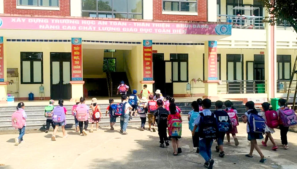 Trường học vùng lũ đón học sinh đi học trở lại