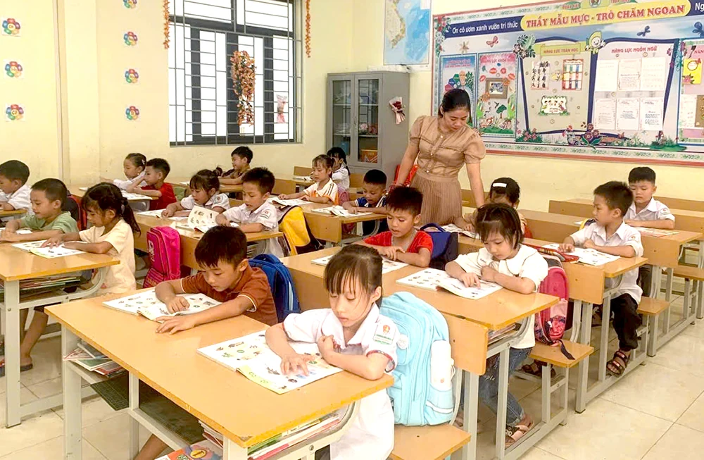 Trường học vùng lũ đón học sinh đi học trở lại