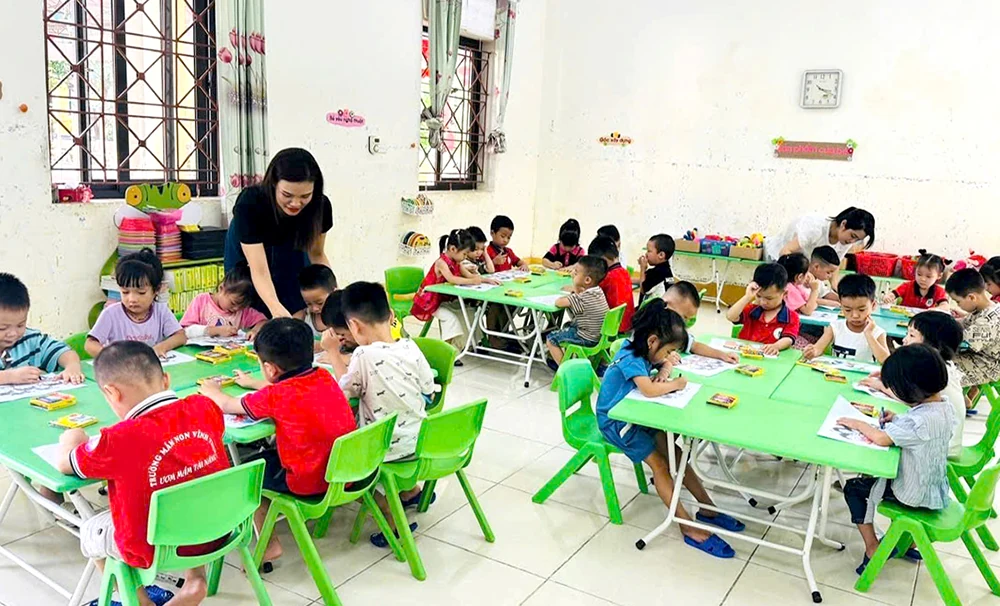 Trường học vùng lũ đón học sinh đi học trở lại