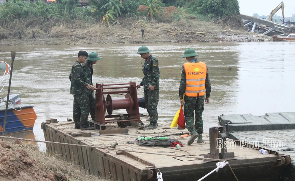 Huy động lực lượng, tập trung gia cố cứng bến sông phục vụ lắp cầu phao