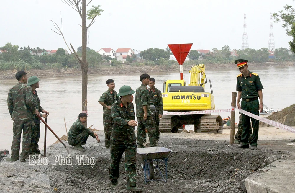 Huy động lực lượng, tập trung gia cố cứng bến sông phục vụ lắp cầu phao