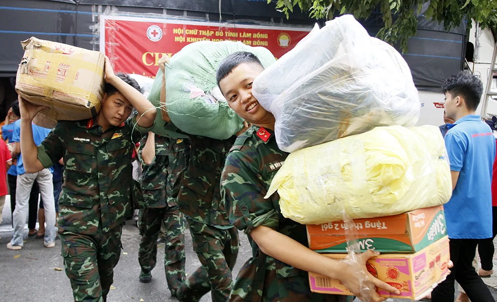 Tiếp nhận 4 tấn hàng hoá, nhu yếu phẩm hỗ trợ sau bão