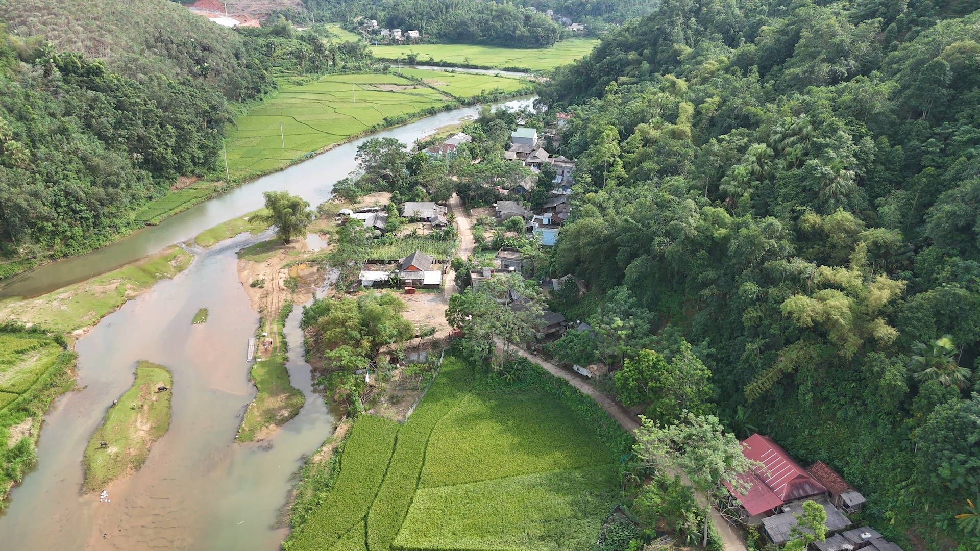 Di chuyển các hộ dân ra khỏi vùng thiên tai nguy hiểm