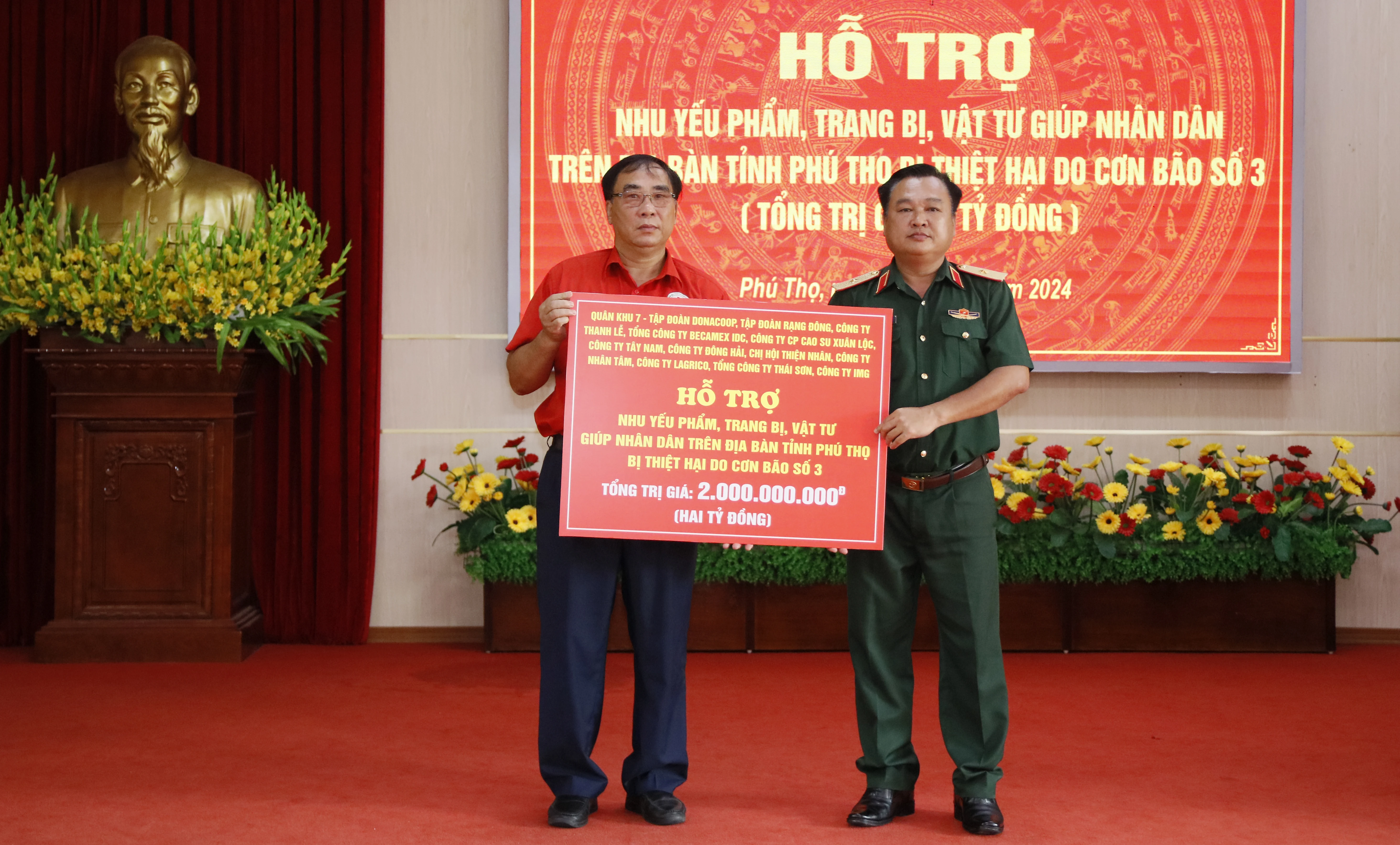 Military Region 7 donates nearly 2 billion VND to support the people of the Fatherland