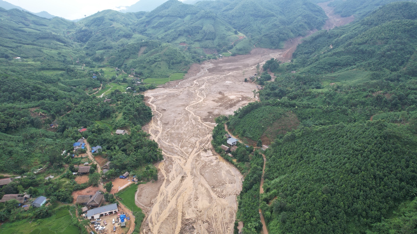 Lực lượng vũ trang Quân khu 2 hỗ trợ Làng Nủ sau trận lũ quét kinh hoàng