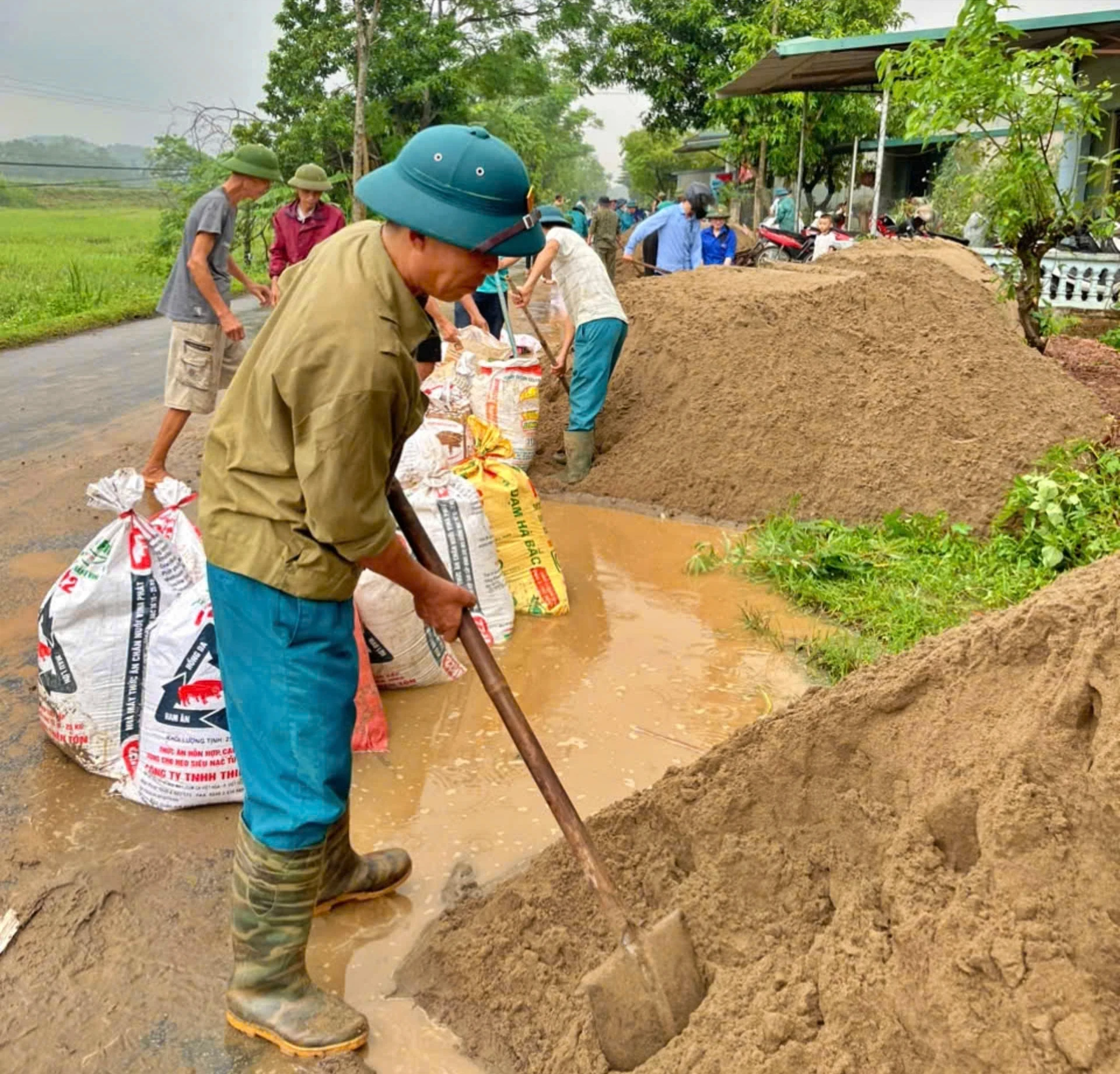 14 ngày giúp Nhân dân khắc phục hậu quả thiên tai