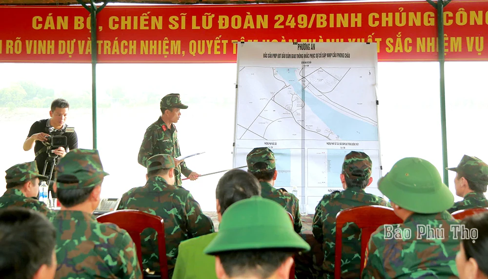 Tiến hành lắp cầu phao qua sông Hồng thay thế tạm thời cầu Phong Châu