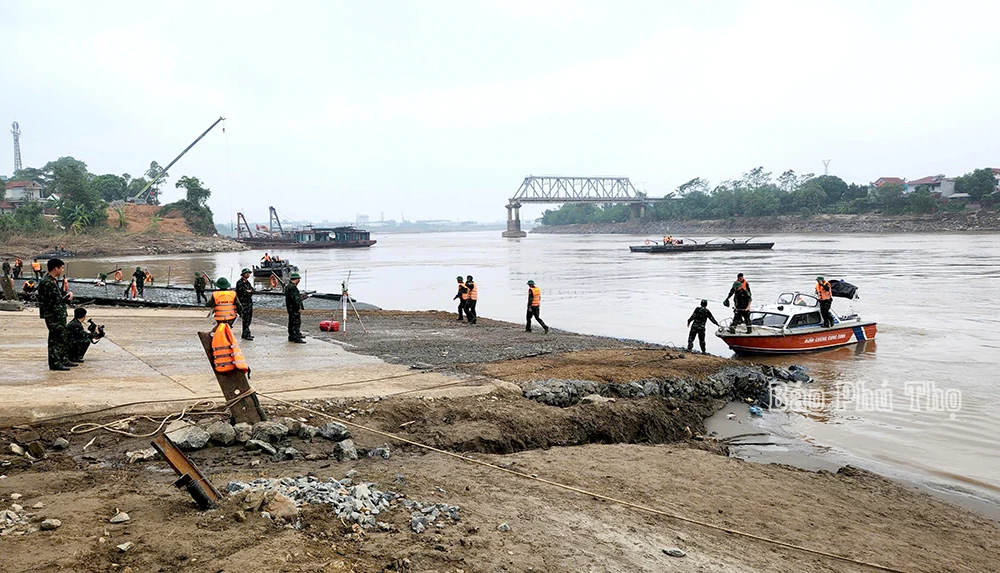 Tiến hành lắp cầu phao qua sông Hồng thay thế tạm thời cầu Phong Châu