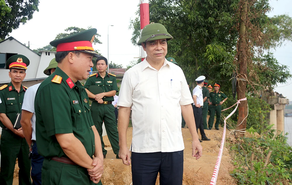 Bộ Quốc phòng hỗ trợ tìm kiếm cứu hộ, cứu nạn và trục vớt cầu Phong Châu