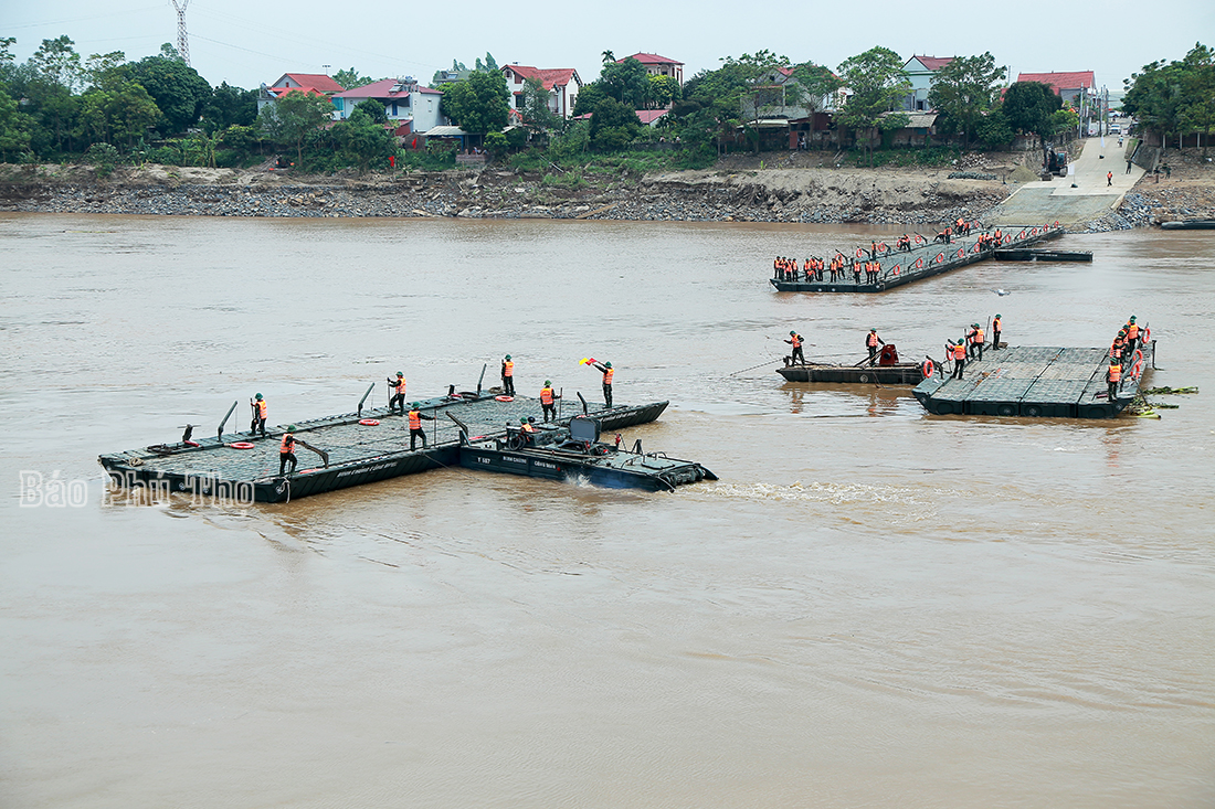 Hoàn thành cầu phao thay thế tạm thời cầu Phong Châu