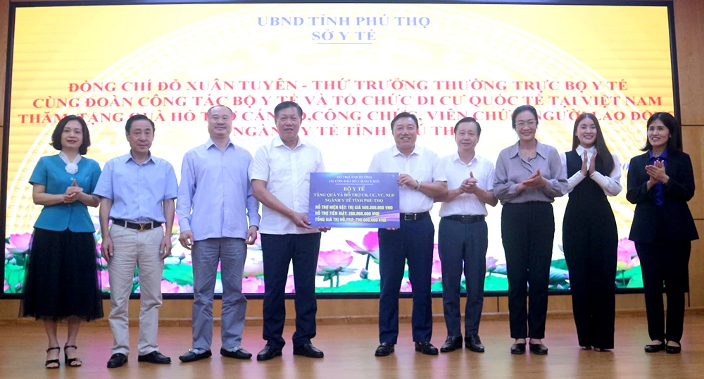 Tiếp nhận hàng hoá, nhu yếu phẩm hỗ trợ Nhân dân bị ảnh hưởng cơn bão số 3