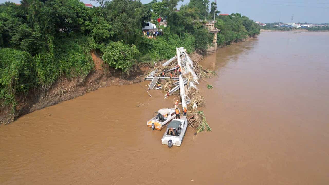 Chi hơn 9 tỷ đồng trục vớt cầu Phong Châu và phương tiện gặp nạn