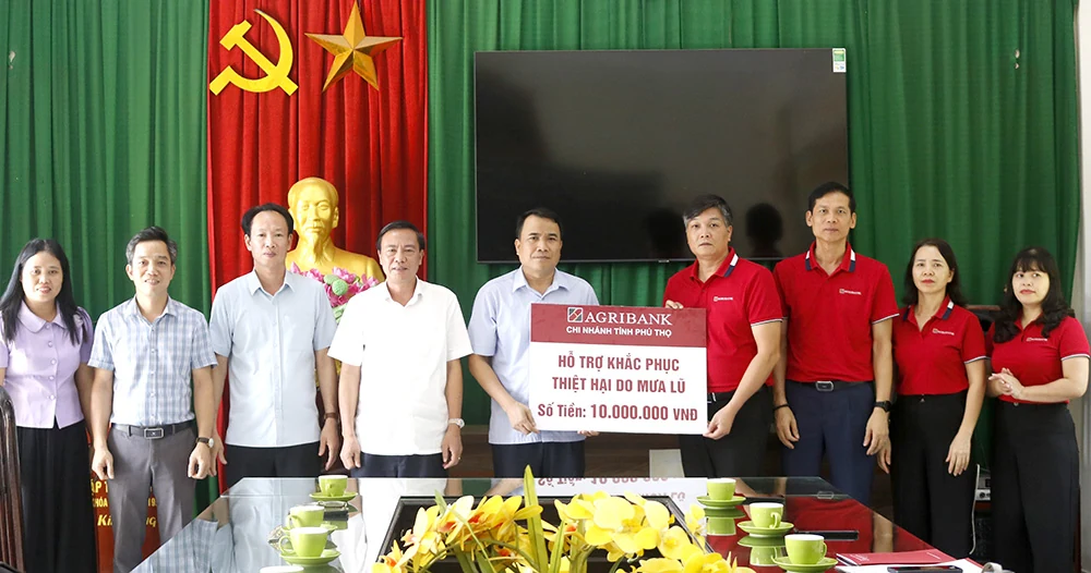 Agribank Chi nhánh Phú Thọ hỗ trợ các đơn vị, gia đình bị ảnh hưởng bởi cơn bão số 3