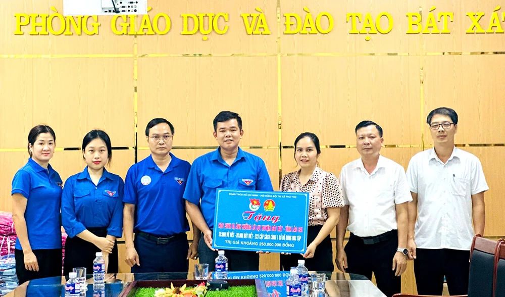 Trao tặng sách, vở, đồ dùng học tập cho học sinh tỉnh Lào Cai