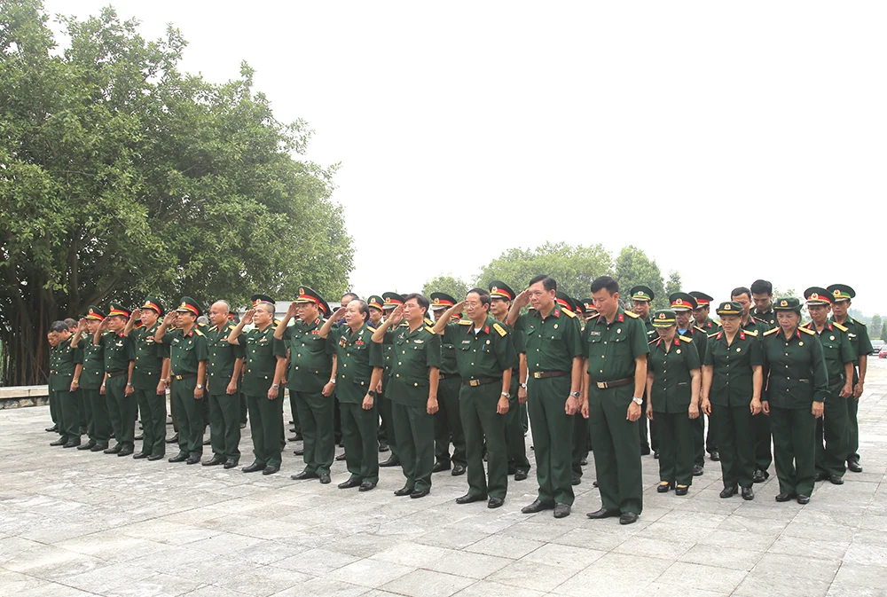 Đoàn đại biểu dự Đại hội thi đua yêu nước “Cựu chiến binh gương mẫu” dâng hoa tưởng nhớ Chủ tịch Hồ Chí Minh