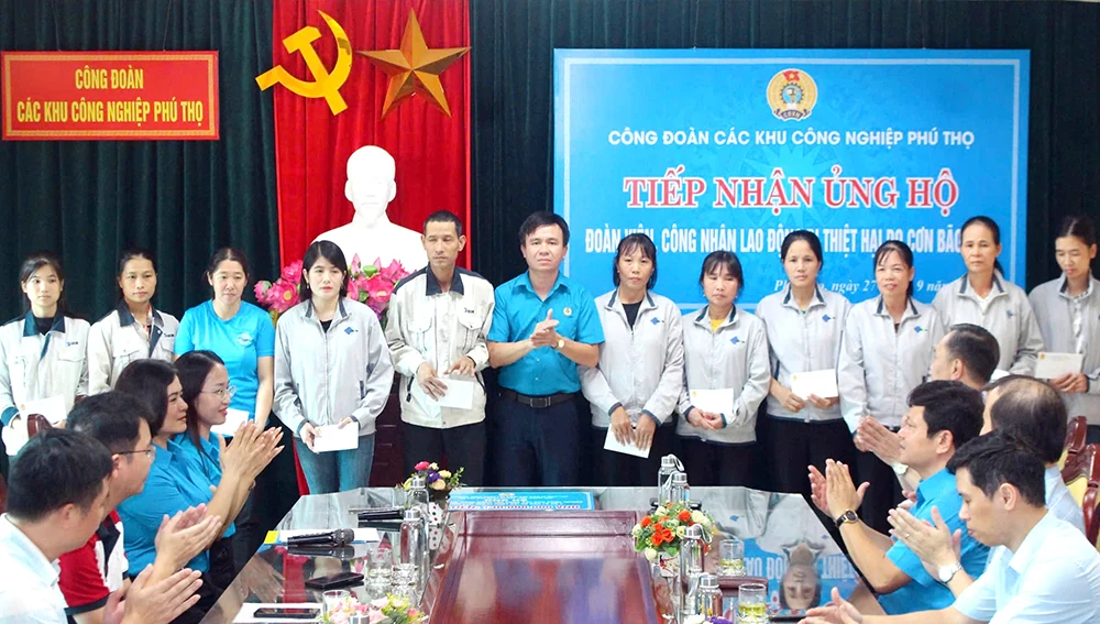 Tiếp nhận ủng hộ đoàn viên, công nhân lao động bị thiệt hại do cơn bão số 3
