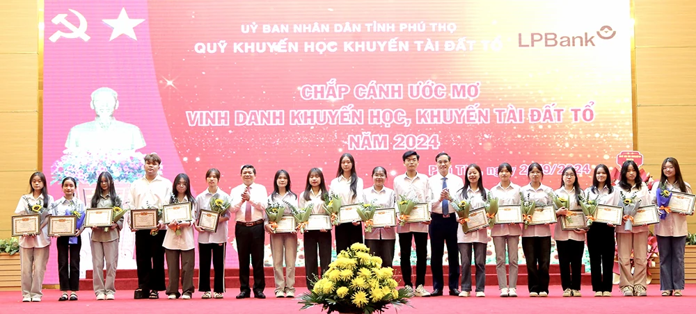 Phát động “Tuần lễ hưởng ứng học tập suốt đời” và vinh danh khuyến học, khuyến tài năm 2024