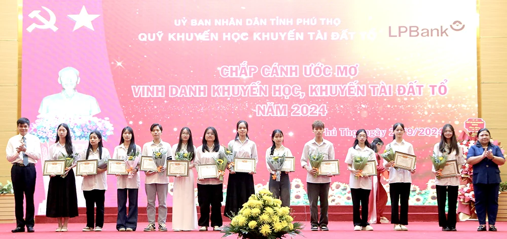 Phát động “Tuần lễ hưởng ứng học tập suốt đời” và vinh danh khuyến học, khuyến tài năm 2024