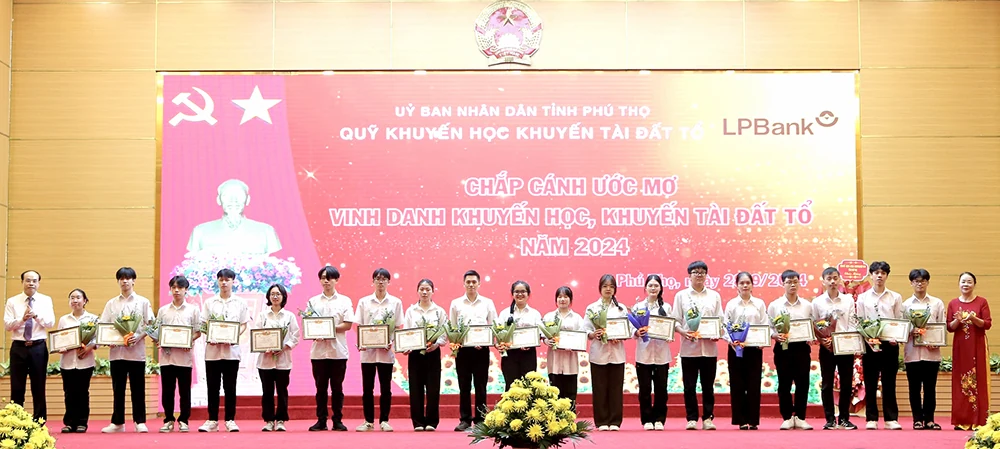 Phát động “Tuần lễ hưởng ứng học tập suốt đời” và vinh danh khuyến học, khuyến tài năm 2024