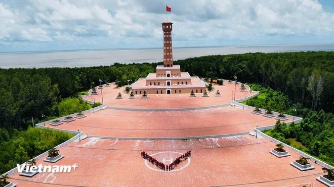 Khám phá 7 cột cờ nổi tiếng của Việt Nam