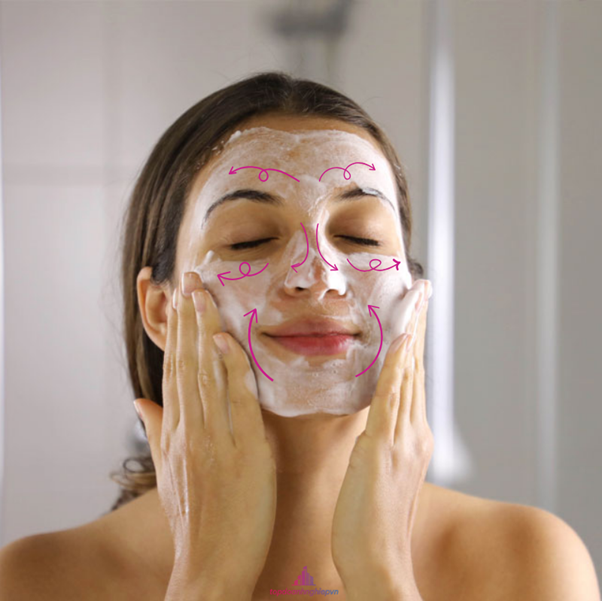 Cách Massage mặt khi rửa mặt đúng theo chiều kim đồng hồ