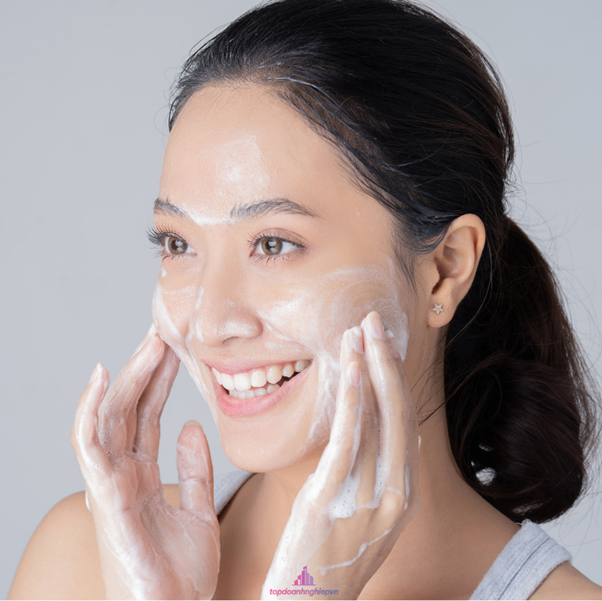 Cách Massage mặt khi rửa mặt đúng theo chiều kim đồng hồ