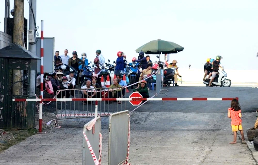 Từ 17h30 lưu thông cầu phao Phong Châu
