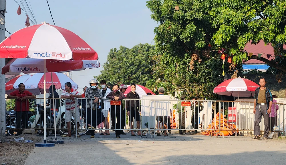 Từ 17h30 lưu thông cầu phao Phong Châu