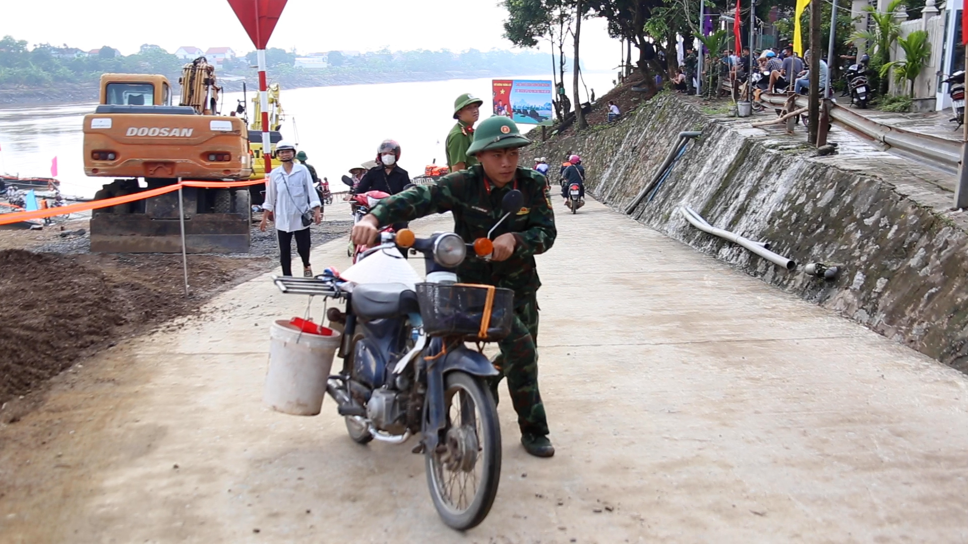 Bộ đội đảm bảo an toàn cho người dân lưu thông qua cầu phao