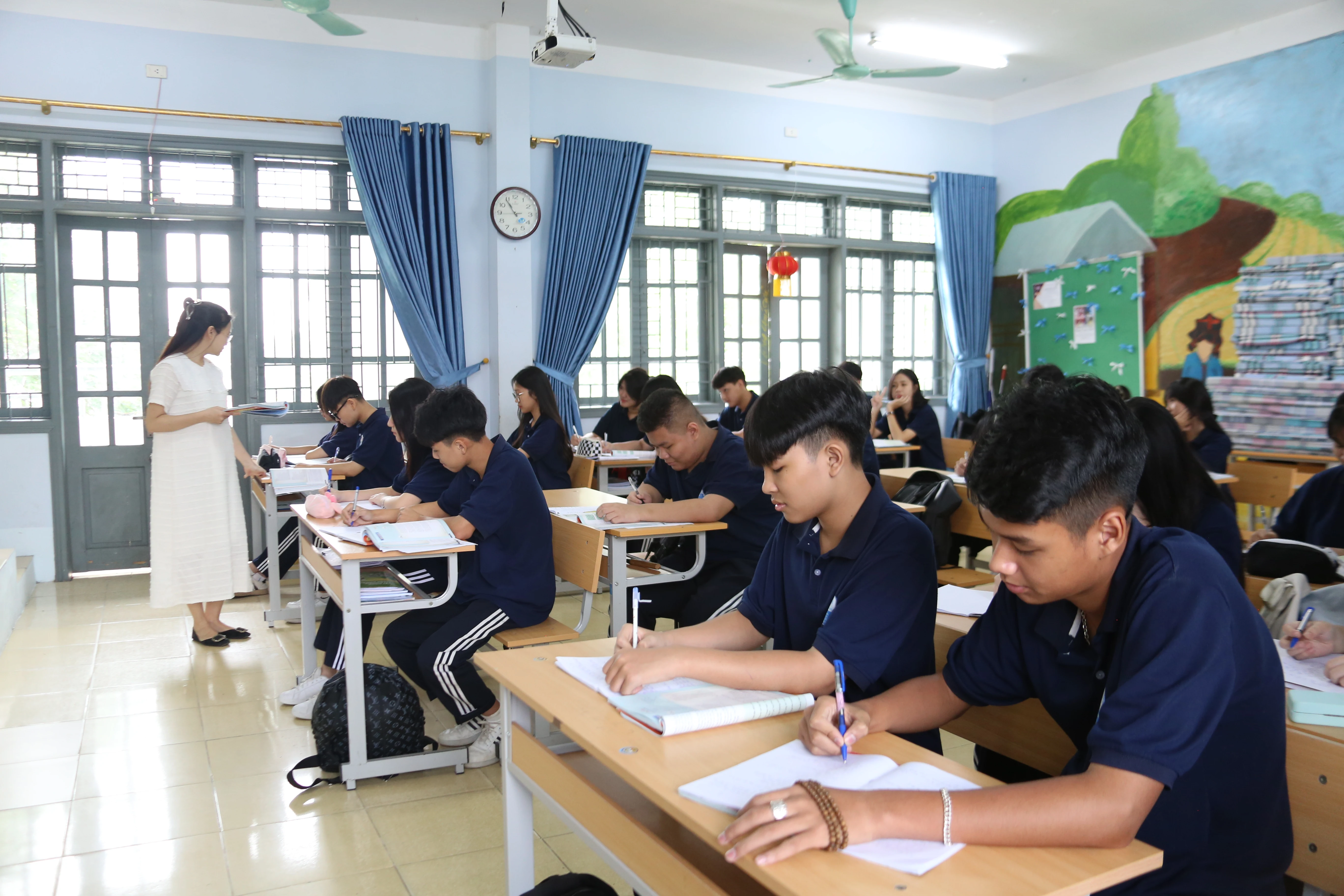 Thoát ly ngữ liệu sách giáo khoa: Hạn chế học tủ
