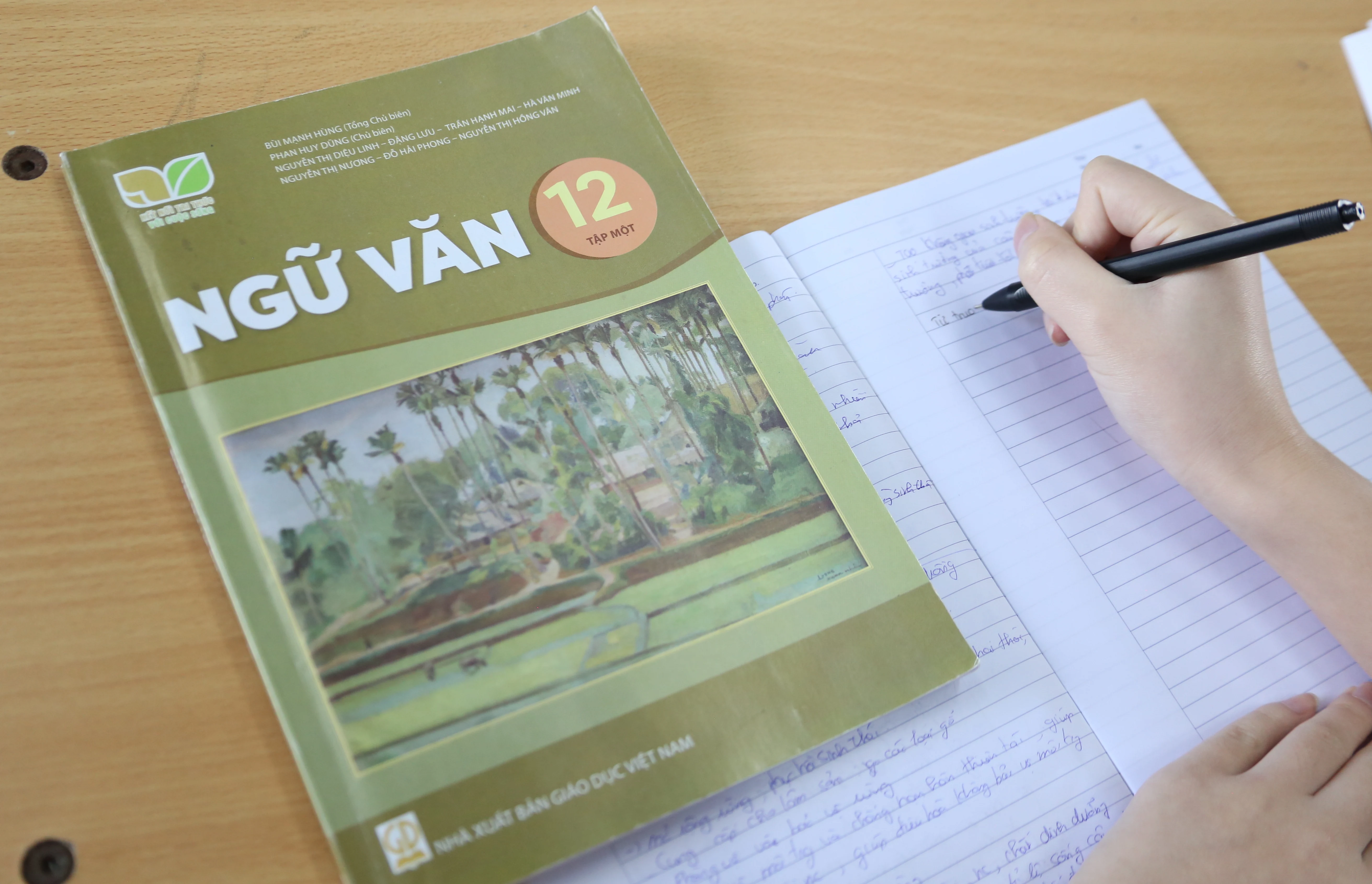 Thoát ly ngữ liệu sách giáo khoa: Hạn chế học tủ