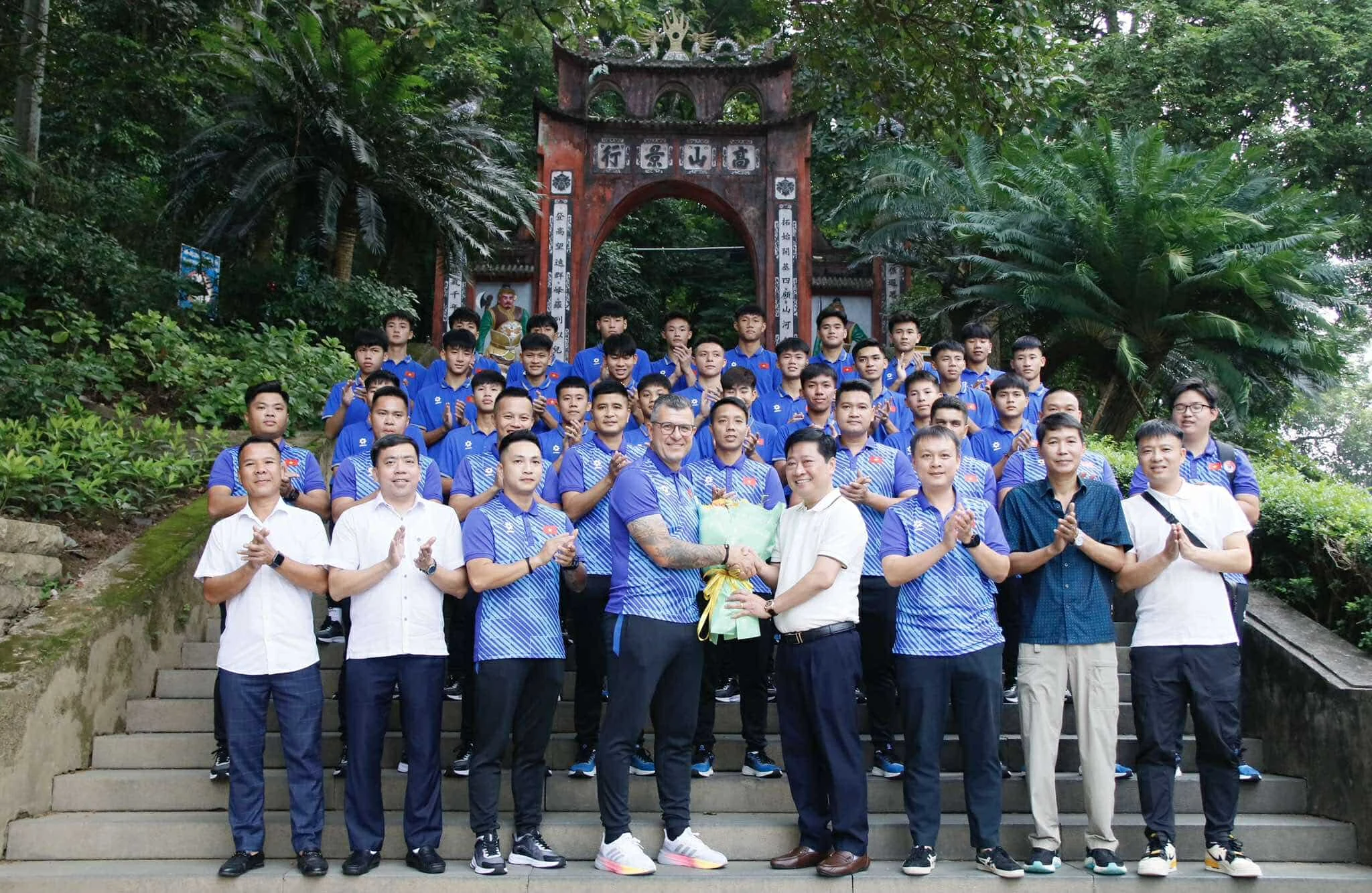 Đội tuyển U17 Việt Nam dâng hương tưởng niệm các Vua Hùng