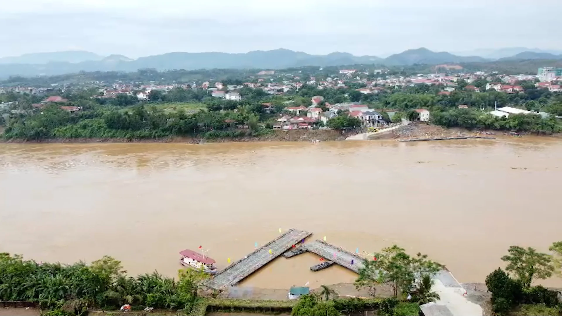 Đóng cầu phao Phong Châu do nước sông lên cao