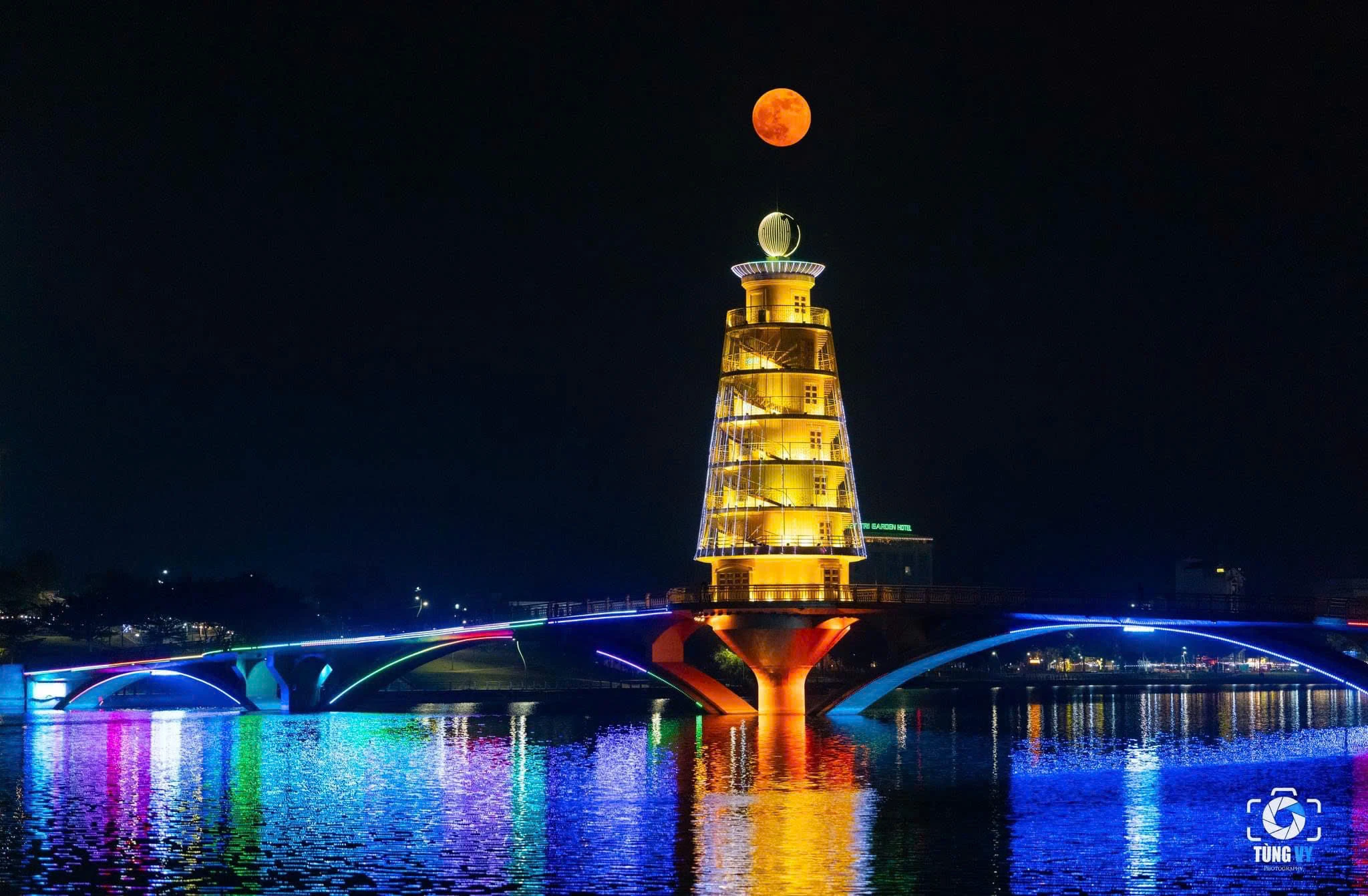 Watching the Hunter supermoon tonight from Van Lang Park