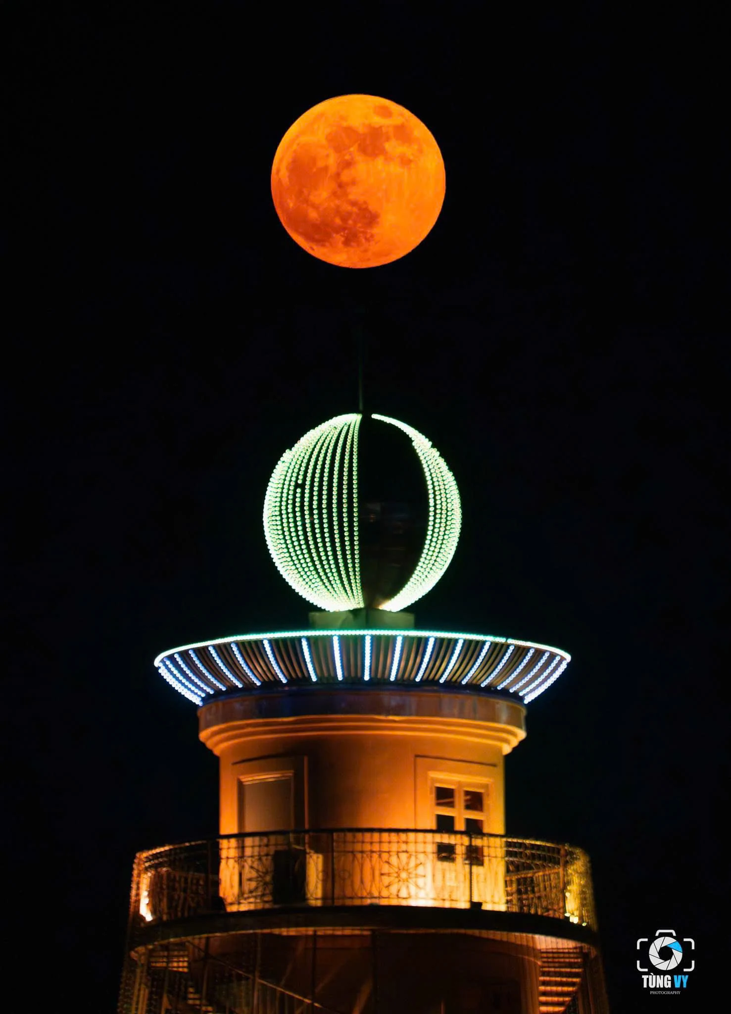 Watching the Hunter supermoon tonight from Van Lang Park