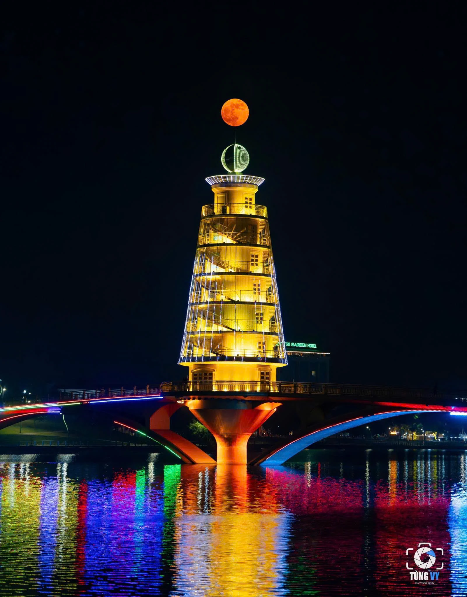 Watching the Hunter supermoon tonight from Van Lang Park