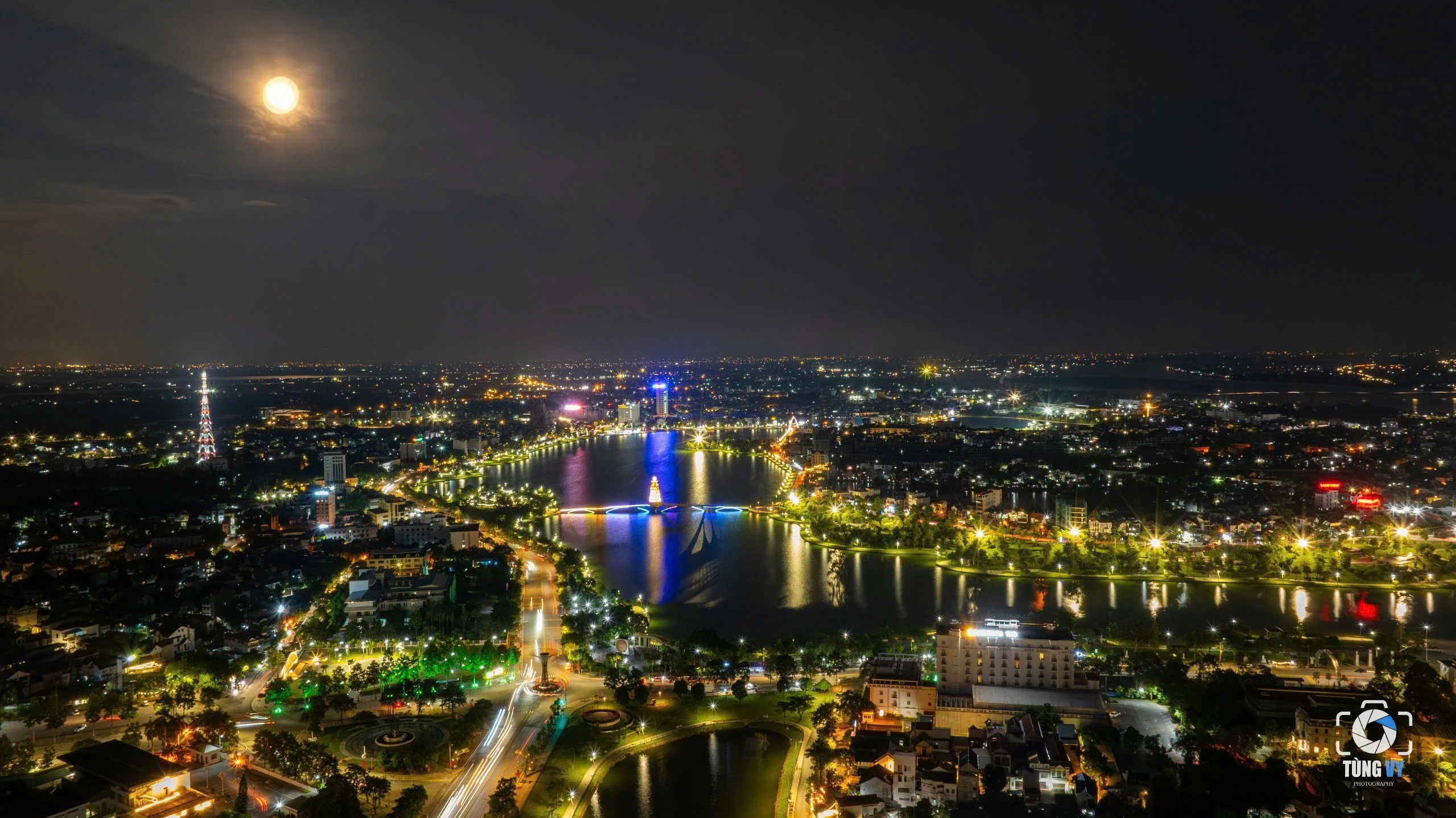 Watching the Hunter supermoon tonight from Van Lang Park